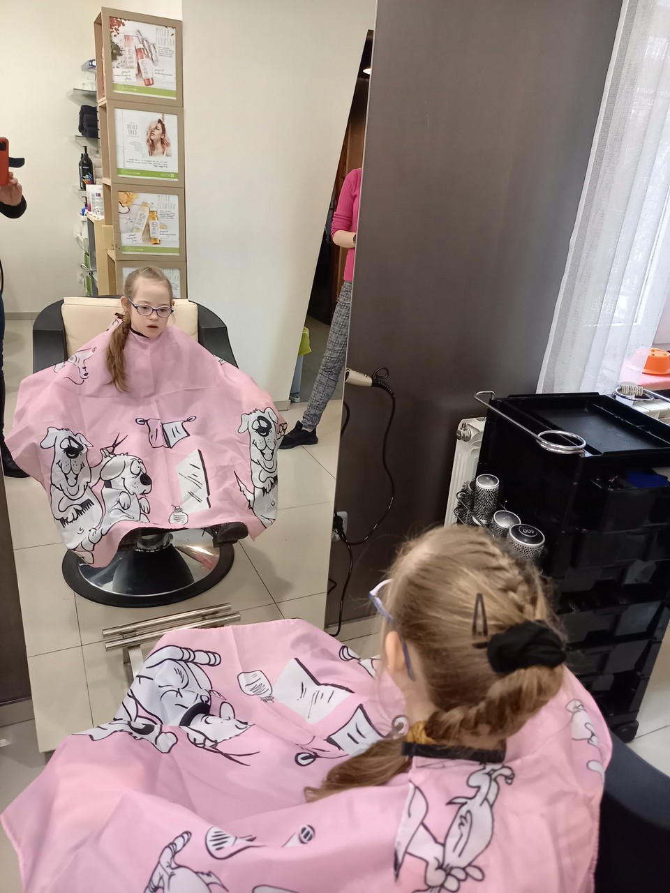 Przedszkolaki z wizytą u fryzjera